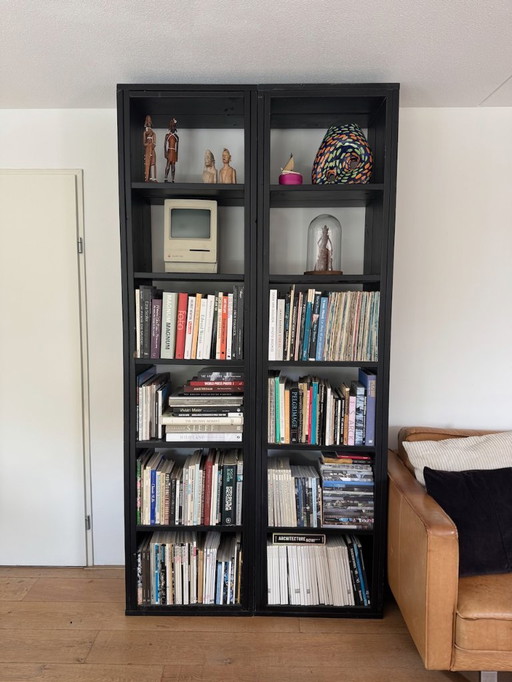 2 schöne, schwarze, offene Gerüstholzschränke