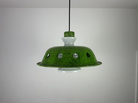 Image 1 of Suspension vintage en émail vert et verre opalin