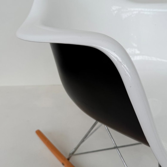Image 1 of Sedia a dondolo di Charles e Ray Eames, versione italiana.
