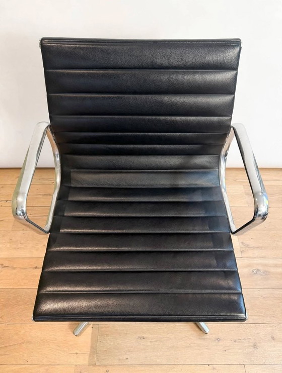 Vitra EA 118 Eames Silla de oficina con reposabrazos – Sillas de oficina, Cuero (photo 4 of 6)