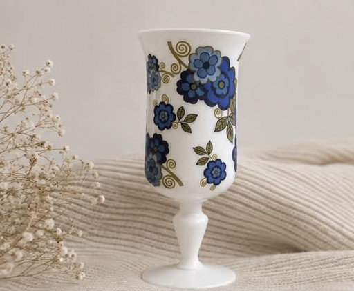 Vintage White Opaline Glass Chalice Vase – 1970s Retro Blue Flower Pattern – vazen, Porcelain