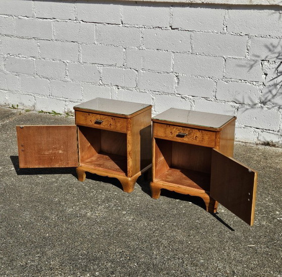 Image 1 of 2 tables de chevet Art déco françaises anciennes - Ensemble de 2 tables de chevet en loupe de bois et verre - Années 30