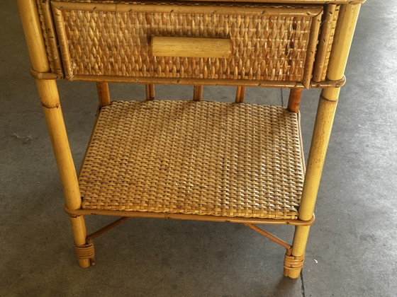 Pair of vintage bedside tables in rattan and woven wicker – Italy, 1970s – Fabrication artisanale Circa 1970 (photo 11 of 14)