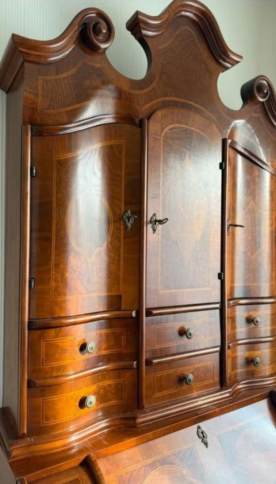 Image 1 of antieke mahoniehouten secretaire met een gebogen kroonlijst en ingelegde details