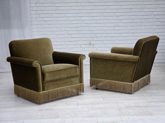 Image 1 of Dänischer Sessel aus den 1970er Jahren, originaler grüner Möbelveloursbezug, Beine aus Teakholz.