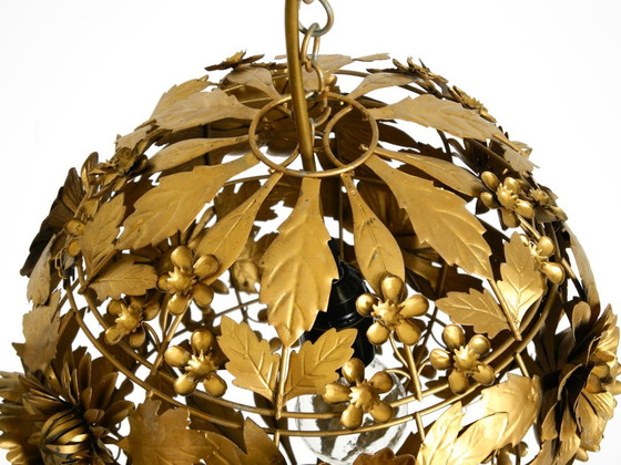 Preciosa y singular lámpara de techo esférica de metal con diseño floral, estilo Regencia de los años 70. (photo 11 of 20)