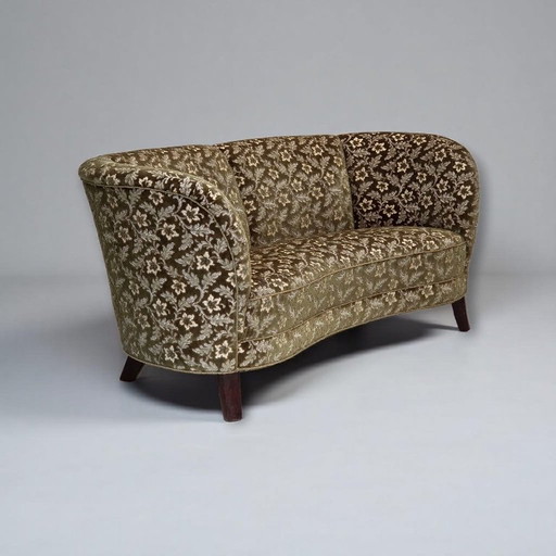 1960er Jahre, dänisches geschwungenes 2-Sitzer-Sofa, grüner Möbelvelours, Buchenholz.