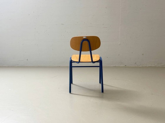 Image 1 of 4 vintage stapelstoelen van het Schönauer schoolmeubilair