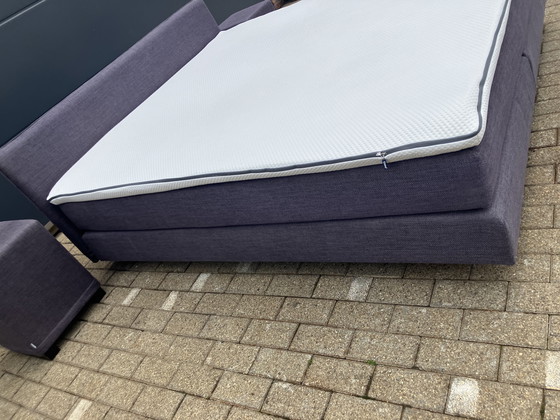 Image 1 of Auping Boxspring 180 x 200 in Topstaat! Incl Auping matras en Emma topper, alles zeer netjes. Incl 2 hockers (nachtkastjes)