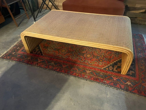 Gran mesa de centro vintage de caña curvada en cascada, años 70