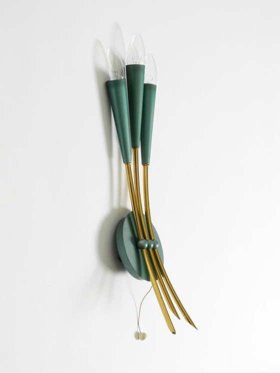 Image 1 of Bellissima lampada da parete conica a 3 luci in stile Mid-Century Modern in ottone