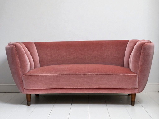 Canapé courbé danois 2 places des années 1970, velours d'ameublement rose saumon d'origine.