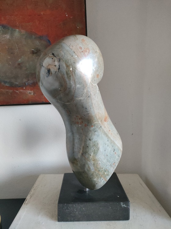 Image 1 of Sculpture abstraite en stéatite sur socle en marbre noir