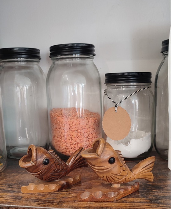 Paar antike, geschnitzte Zahnstocherhalter aus Holz in Fischform – poissons vintage sculptés, Tischdekoration (photo 7 of 11)
