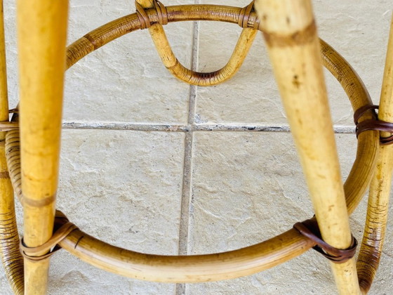 Image 1 of Mesita auxiliar de bambú y ratán de mediados de siglo, década de 1960.