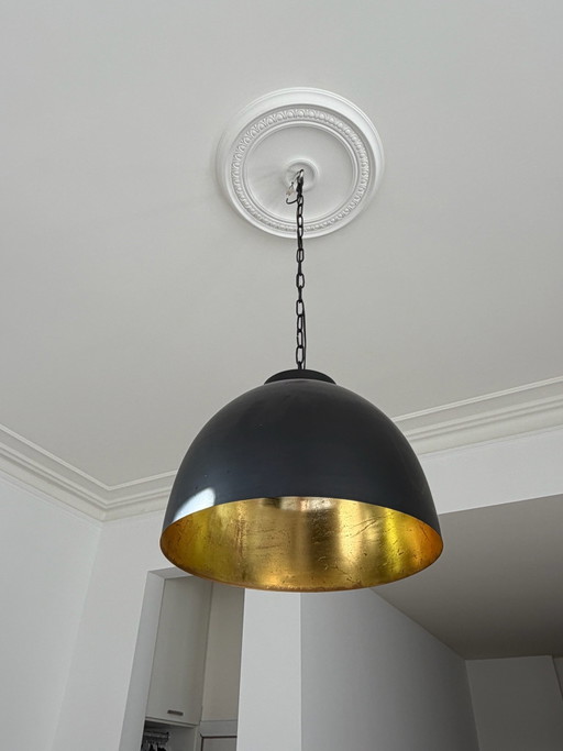 Zwarte design-hanglamp met gouden binnenzijde