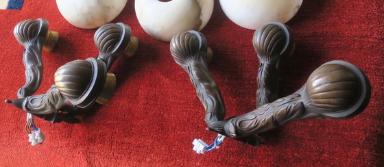 Image 1 of Paar antieke bronzen en albasten wandlampen met drie armen, 1910