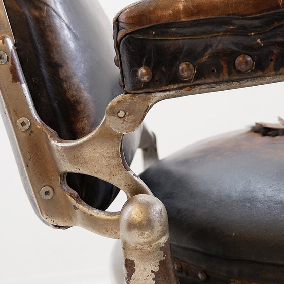 Image 1 of Koken Original Bruine Lederen & Wit Geëmailleerde Gietijzeren Kappersstoel - 1918