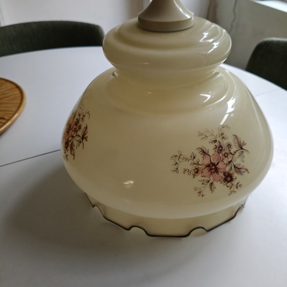 Image 1 of Suspension vintage en verre opalin à motif floral, style cottage des années 1970