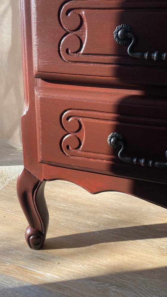 Image 1 of Gerestaureerde ladekast in Louis XV-stijl - met een blad van natuurlijk hout en een diepe beits.