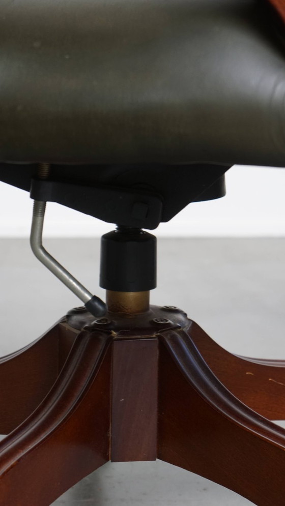 Image 1 of Sedia da ufficio chesterfield in pelle di vacchetta verde in stile inglese su rotelle