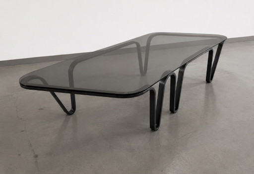 Einzigartiger, handgefertigter Designer-Couchtisch – Skulpturaler Stahl & Rauchglas