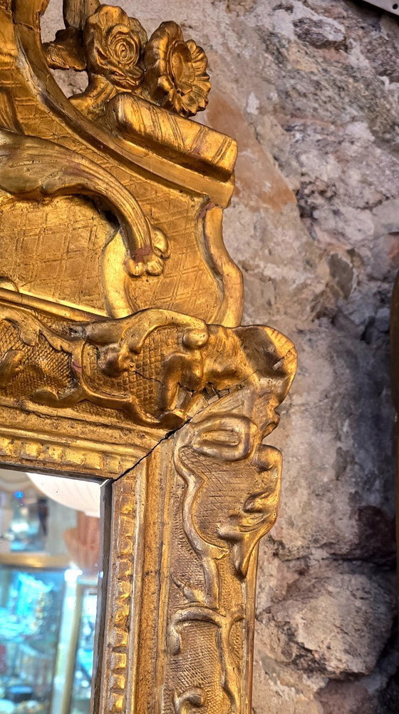 Image 1 of Regency period mirror with a carved and gilded wooden pediment – ​​18th century