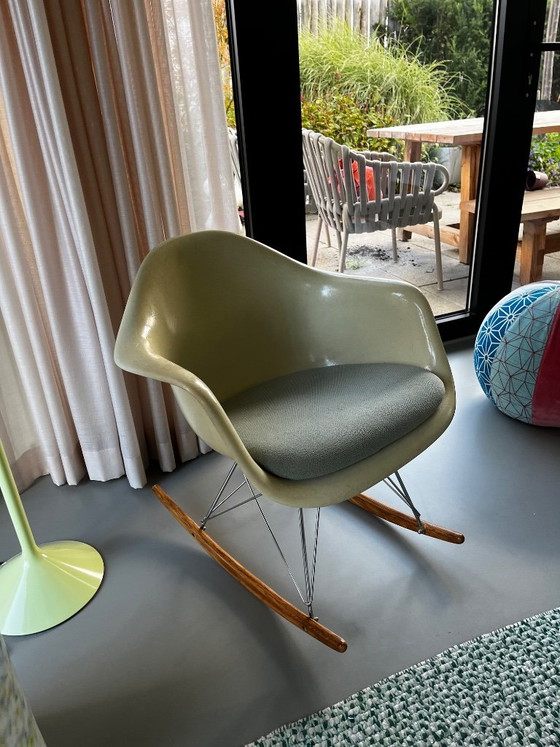 Vitra fiberglass rocking chair – Metal (photo 3 of 9)