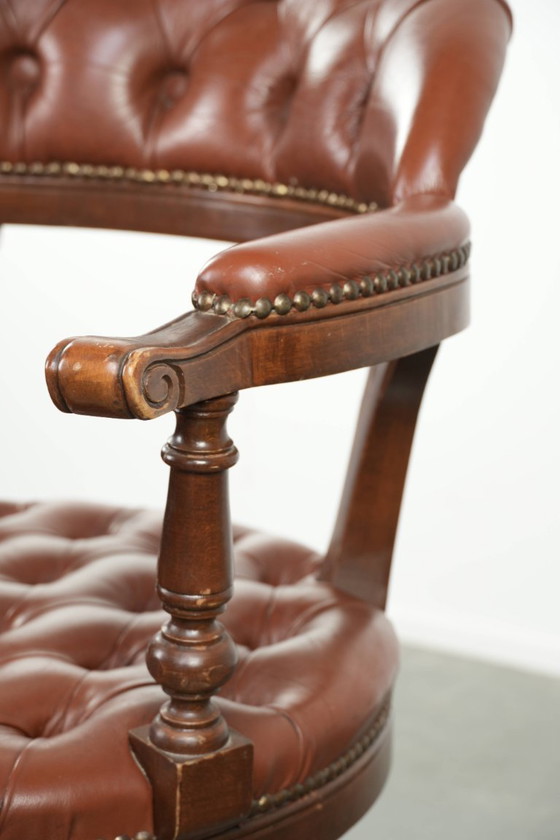 Image 1 of Draaibare rundleren Engelse stijl chesterfield bureaustoel in een mooie bruine kleur