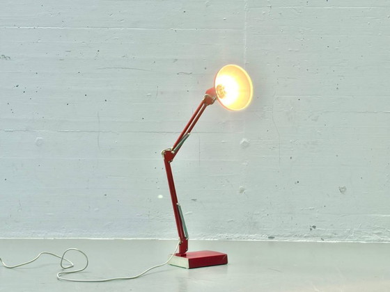 Image 1 of Rode bureaulamp uit het midden van de 20e eeuw, met verstelbare armleuningen.