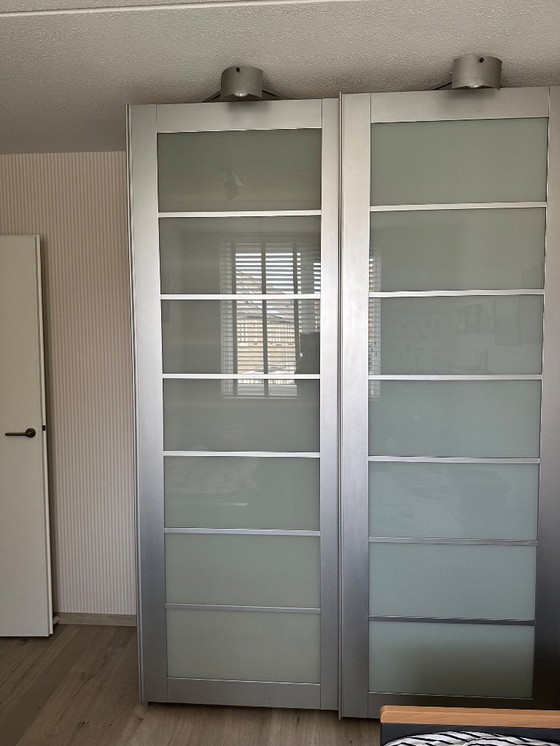 Image 1 of Armario con 2 puertas correderas y frenos, 2 focos regulables.