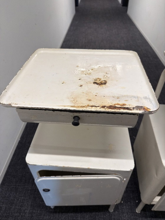 Image 1 of Armadietti ospedalieri industriali di metà secolo (set di 2) – Cecoslovacchia