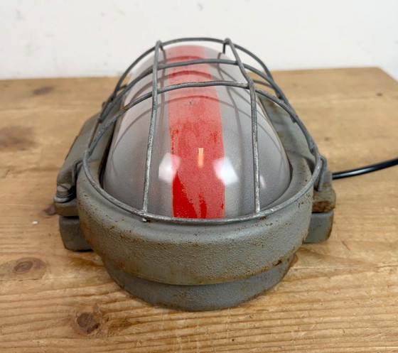 Image 1 of Grijze industriële gietijzeren wandlamp van Elektrosvit, jaren 60.