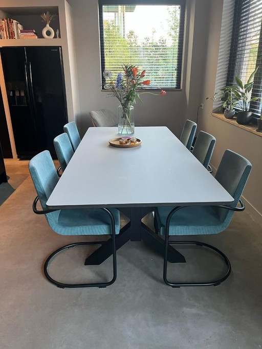 Tafel met metalen x-poot en Fenix NTM kwaliteitsblad – eettafels