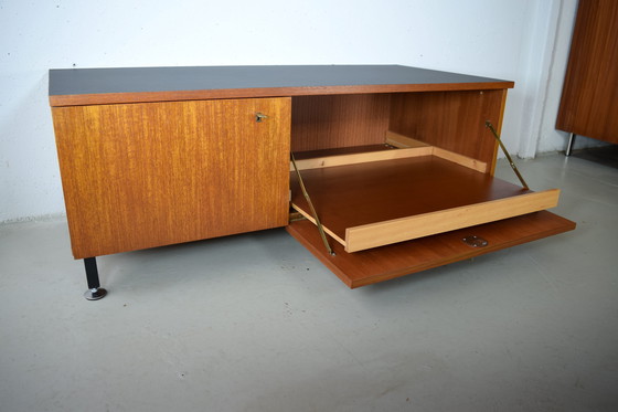 Image 1 of Buffet en teck des années 1960, commode basse vintage style milieu du siècle
