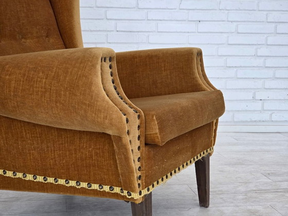 Image 1 of Deense fauteuil met hoge rugleuning uit de jaren 70, bekleed met meubelvelours en voorzien van eikenhouten poten.