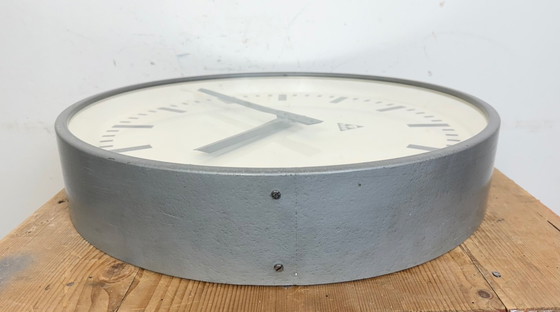 Image 1 of Grote grijze industriële fabriekswandklok van Pragotron, jaren 60