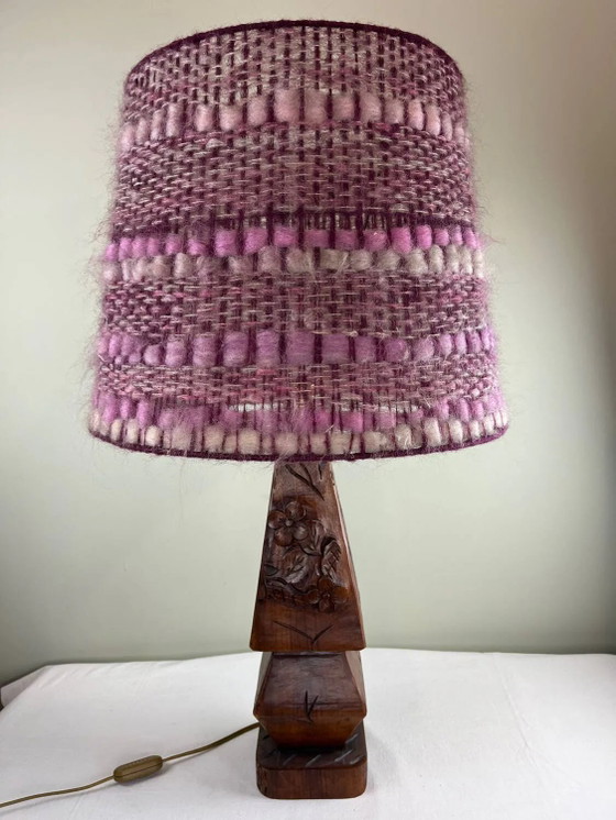 Skulptierte Holz-Tischlampe, Woll-Lampenschirm. – Tischlampen, Wool, Wood, Brutalist (photo 4 of 19)