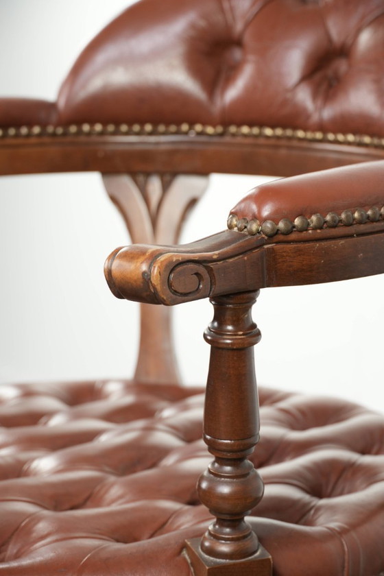 Image 1 of Rundleren draaibare Engelse stijl chesterfield bureaustoel in een mooie bruine kleur
