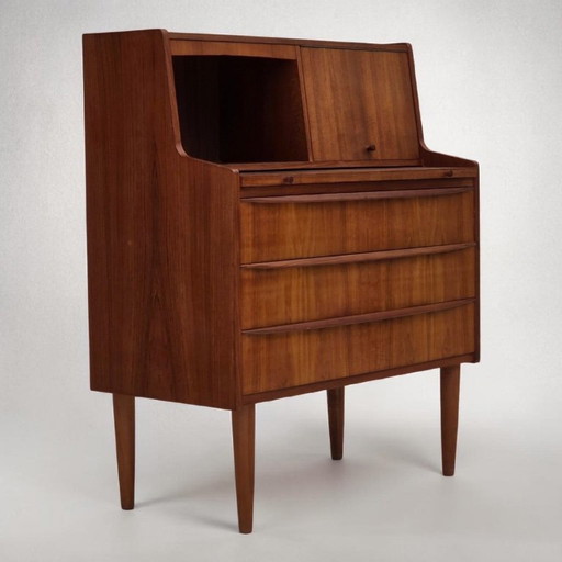 Deense commode uit de jaren 70 met een inklapbare spiegel, gemaakt van teakhout.