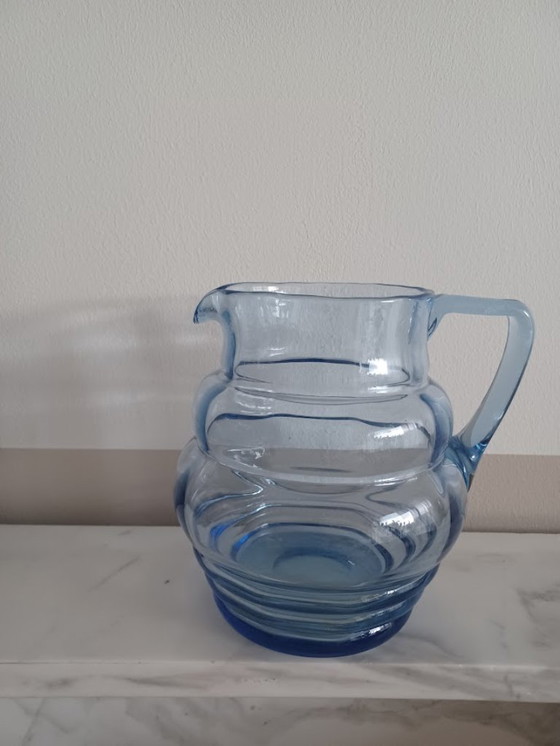 Image 1 of Vintage Art Deco stijl geribbelde blauwe glazen kan.