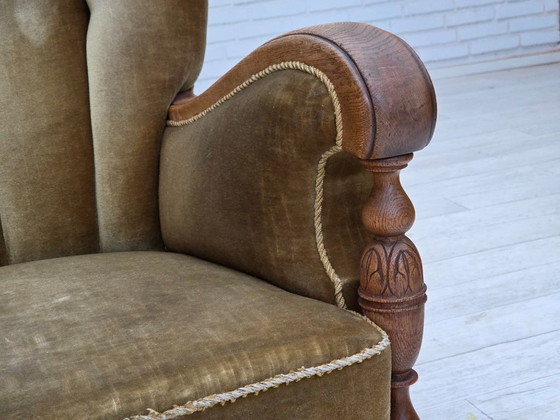Image 1 of Fauteuil danois des années 1960, velours vert, bois de chêne massif sculpté.