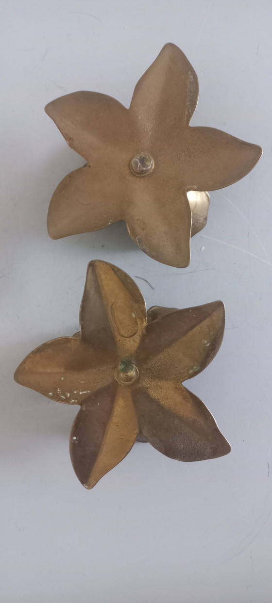 Juego de candelabros de latón con forma de flor de estilo moderno de mediados de siglo – Portavelas, Brass (photo 4 of 6)