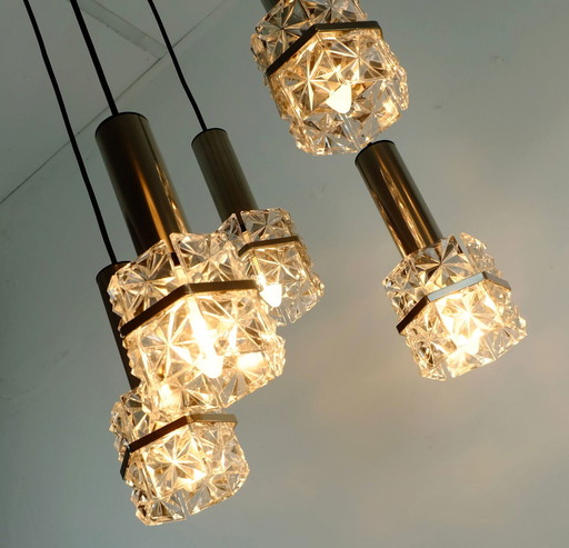 Pendelleuchte im Stil der 1960er Jahre, 5-flammig, kaskadenförmig angeordnet, facettiertes Glas und Chrom