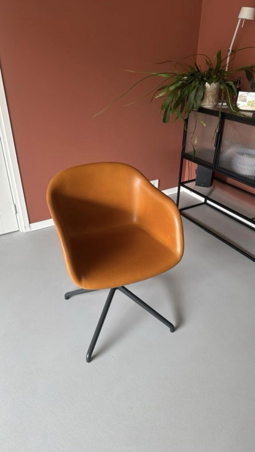 Chaise de salle à manger en cuir Muuto Fiber avec accoudoir. Piétement pivotant