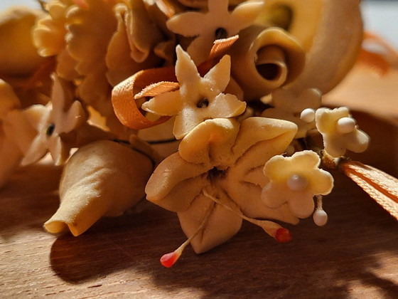 Fleurs de Sucre Anglaises sous Cloche en Verre sur Plateau en Bois, Englische Konditoren Zuckerkunst (photo 12 sur 15)