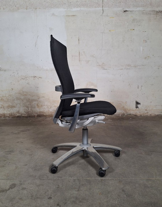 Image 1 of Silla de oficina Knoll de malla negra con reposabrazos ajustables