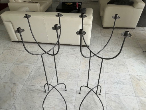2 chandeliers sur pied en fer forgé