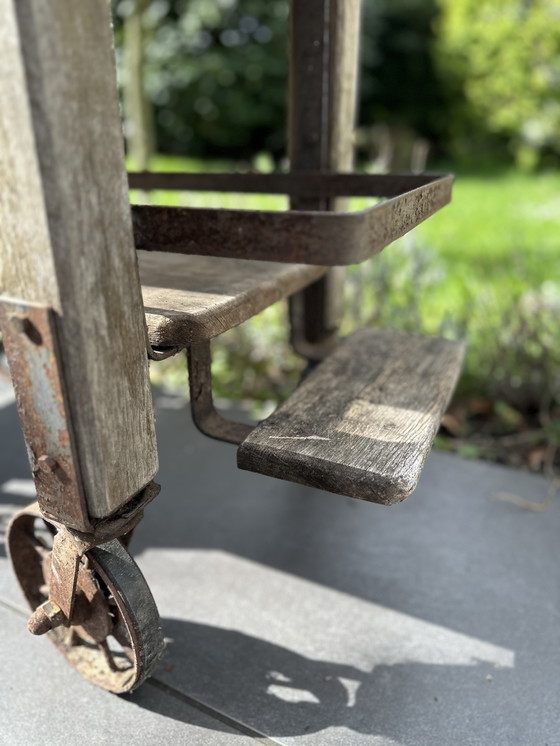Image 1 of Carrello da giardino rustico antico – Carrello di servizio in legno e ferro battuto con ruote a voluta (circa 1920-40)