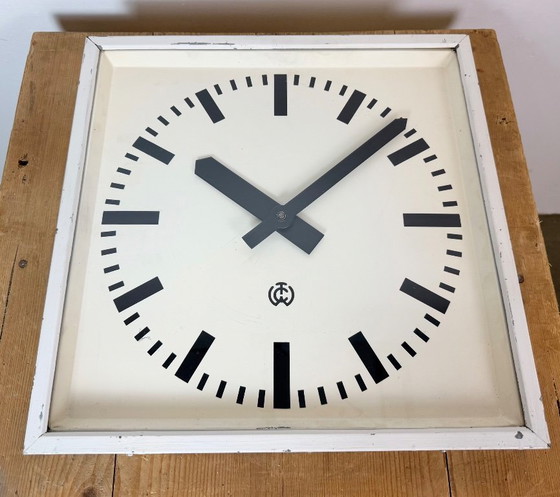Grande horloge murale carrée blanche de style industriel, de CTW, 1960 – Pendules, Glass, Iron (photo 10 of 19)